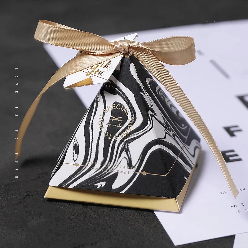 

50pcs new Creative Triangular Pyramid black white Marble style Candy Box + thank you tags Wedding Favors Party Supplies Gift Box