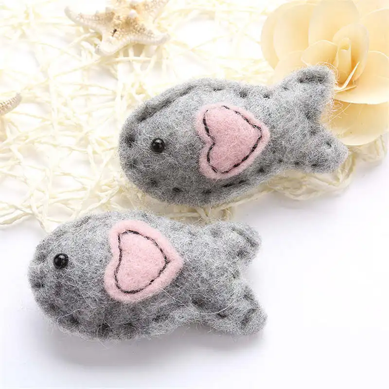 

1PC Wool Felt Creative Fish Heart Design Poke DIY Kits Multiuse Christmas New Year Decorations Brooch Hair Coats HatsAccessories