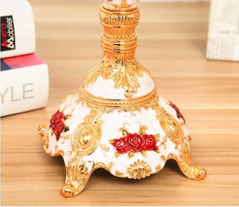 Base de candelabro dourado e branco com desenho de rosas vermelhas para velas de cera Miresa
