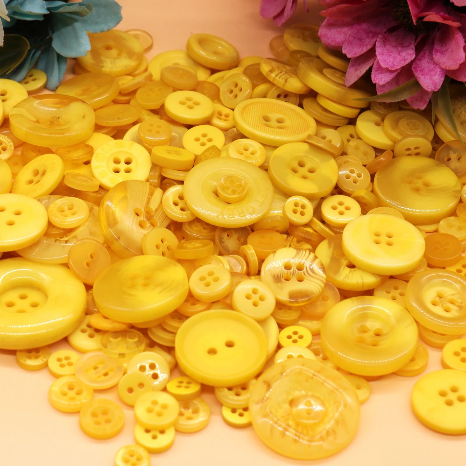 Желтую пуговицу. Пуговицы желтые для вырезания. Пуговицы пластиковые. Желтая пуговица. Маленькие пуговицы желтые.