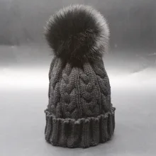 Витая вязаная меха лисы помпонами шапочки Высокое Качество Awesome зима натуральным лисьим мехом теплые вязаные шапочки помпонами меховая шапка шапочки
