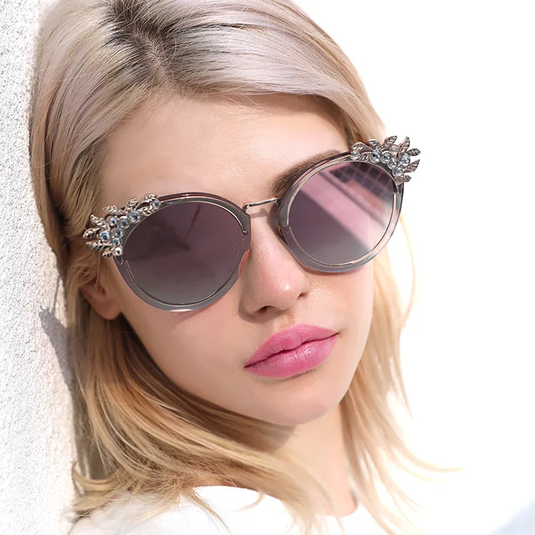 

Mincl/Women Luxury White Diamond Goggle Sunglasses Female Fashion Glasses Pearl Rivet Bling Cat Sun Glasses UV400 Shades 2018 NX