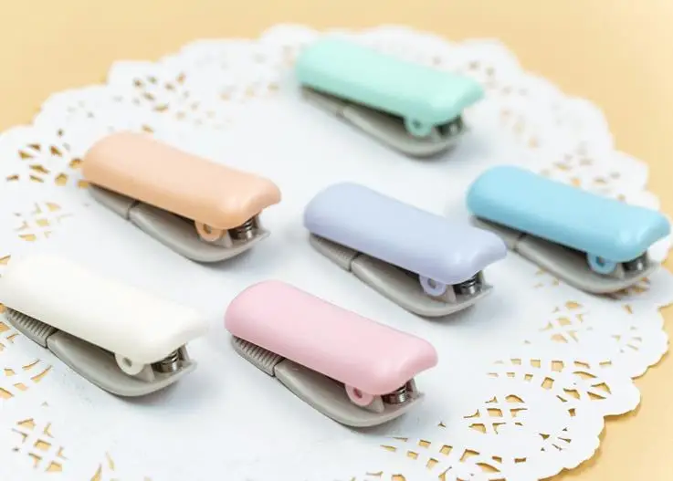 1 шт. Kawaii Mini Macaroon цвет практичное клейкое устройство для раздачи ленты офисный Настольный держатель ленты с резак ленты Канцелярские подарки