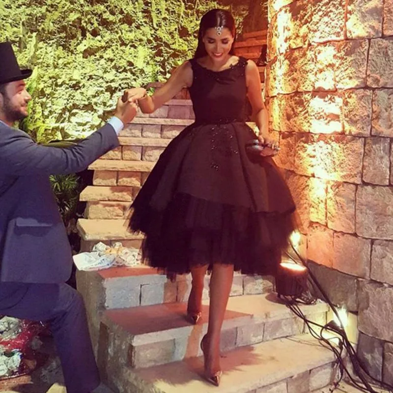 

Hot Sale Black Cocktail Gowns Sexy Backless Chic Short Prom Gowns 2017 Lace Applique Arabic Formal Wear Vestido De Festa Curto