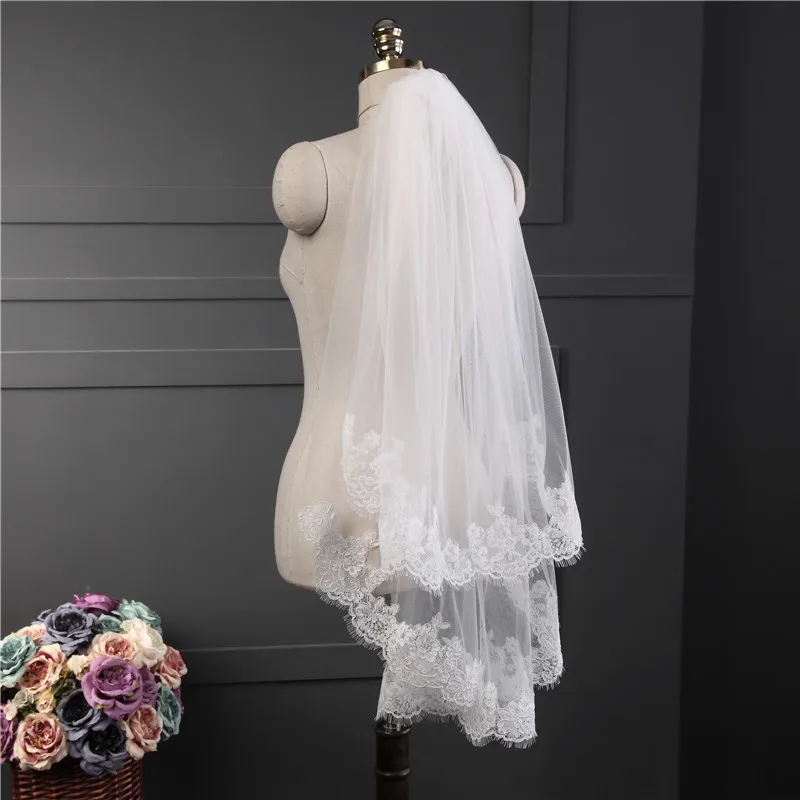 Romantic Short Bridal Veil Two Layers 75 CM Fingertip Length With Comb Ivory Lace Applques Tulle Wedding Accessories