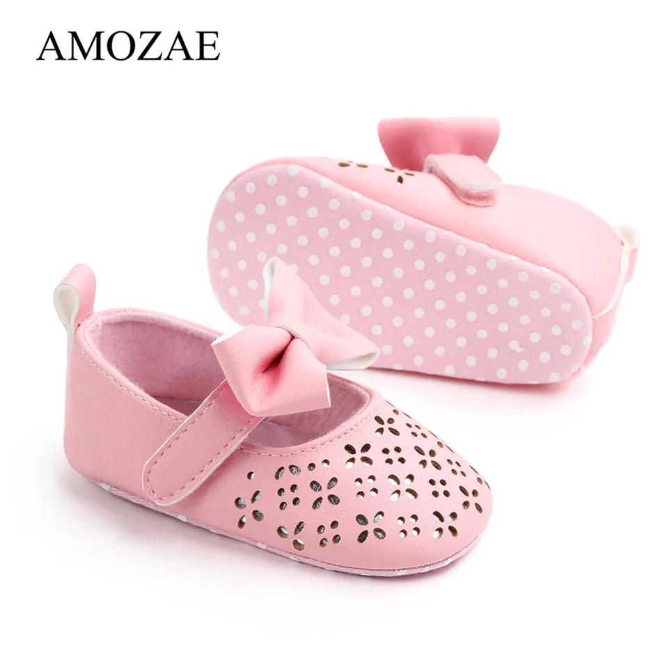 Модная детская обувь из искусственной кожи; Летняя Открытая обувь принцессы для маленьких девочек; обувь с бантом для первых шагов; нескользящая обувь для новорожденных