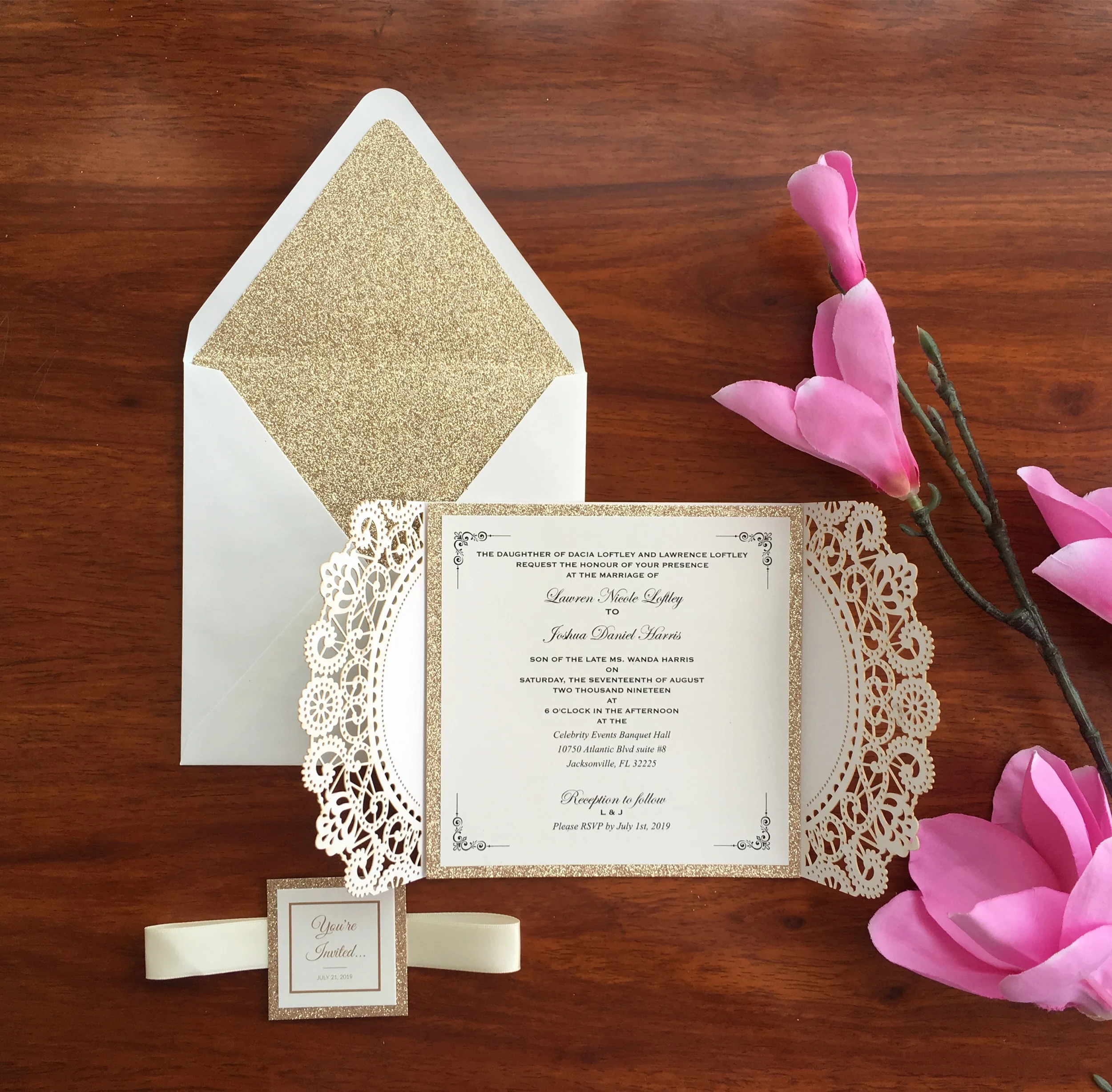 Лазерная резка под заказ блестящие золотые свадебные пригласительные открытки с лентой и биркой, приглашения на свадьбу, 100 шт, экспресс