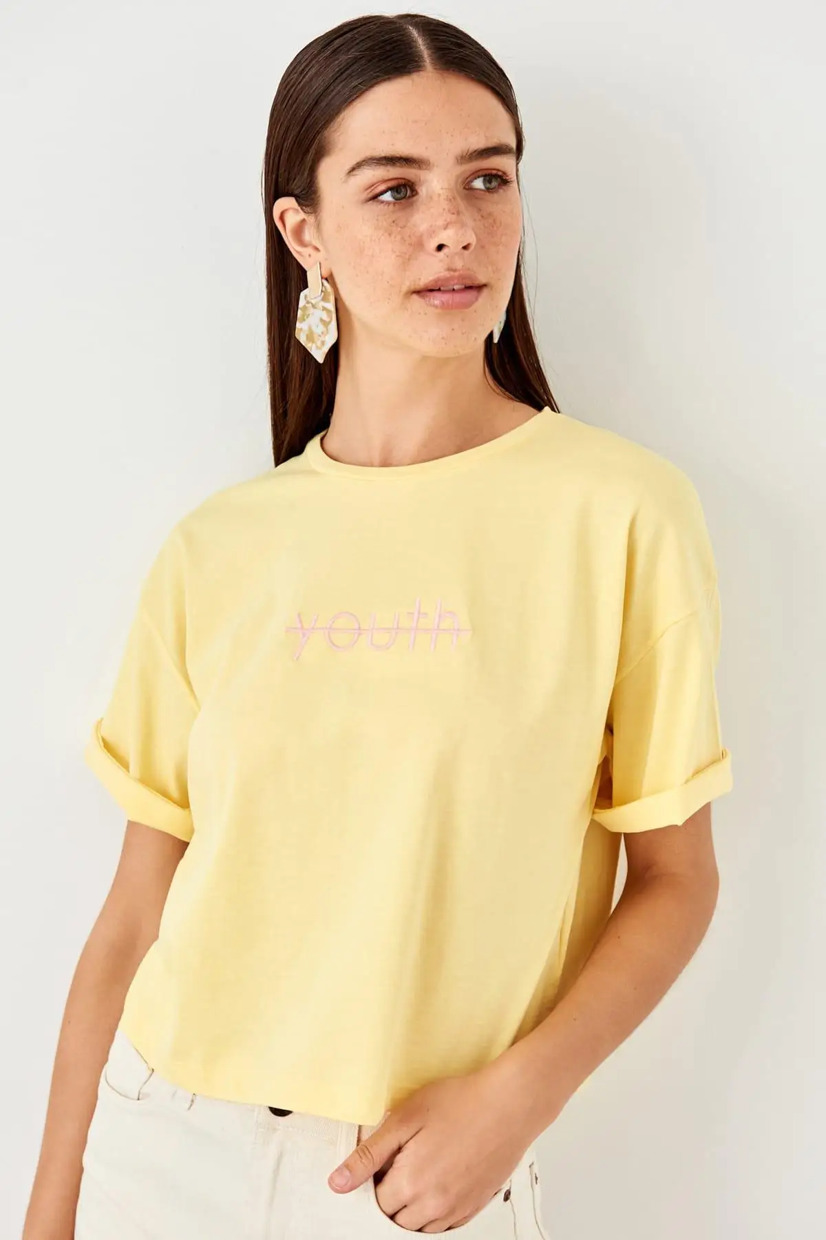

Trendyol Yellow Embroideried Loose Mould Crop Knitted T Shirt TWOSS19TS0106