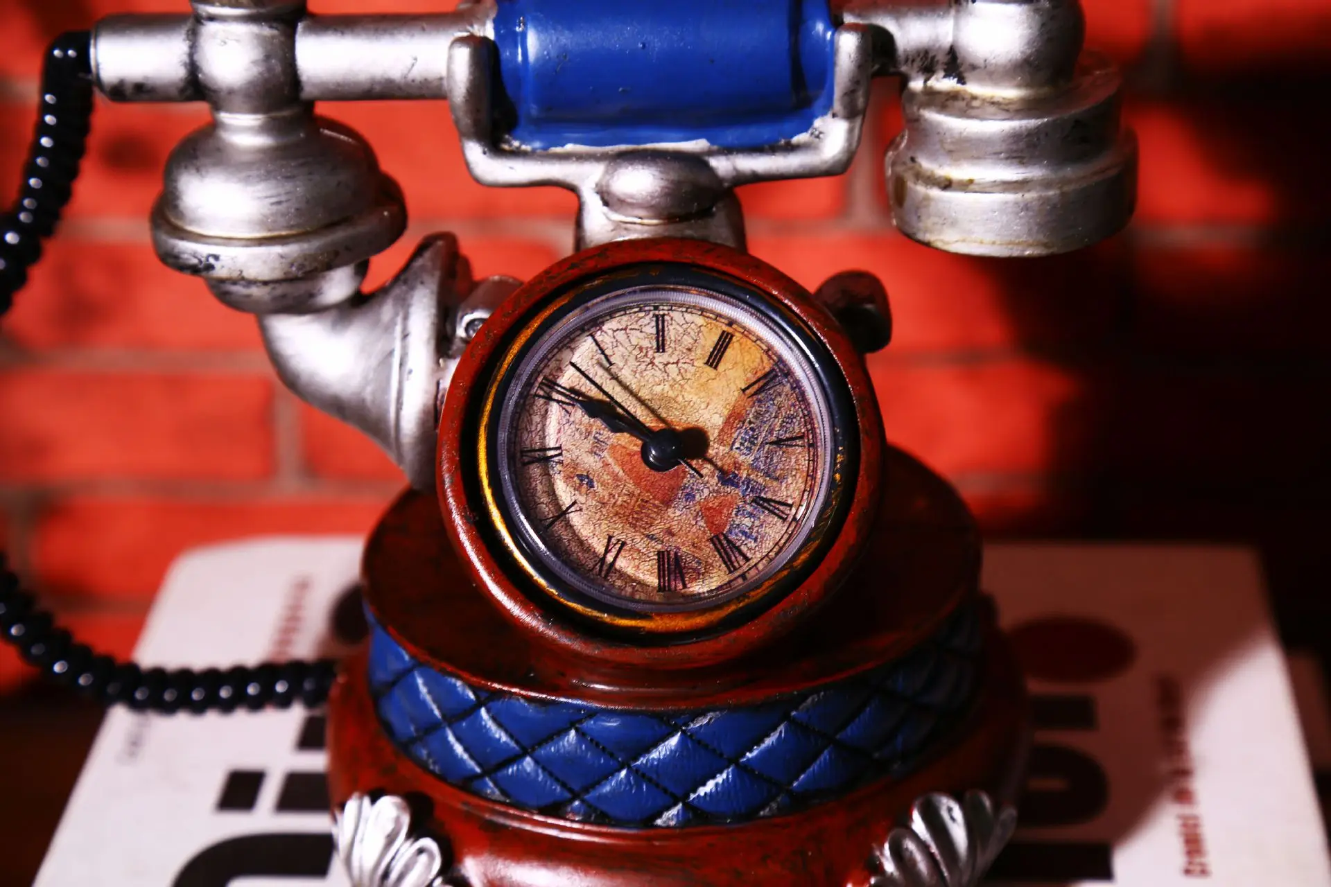 Retro Vintage Telephone Model Home Decor Chic Style Bedside Clock Furniture Table 17*19*14cm|home decor|clock homeclock table |