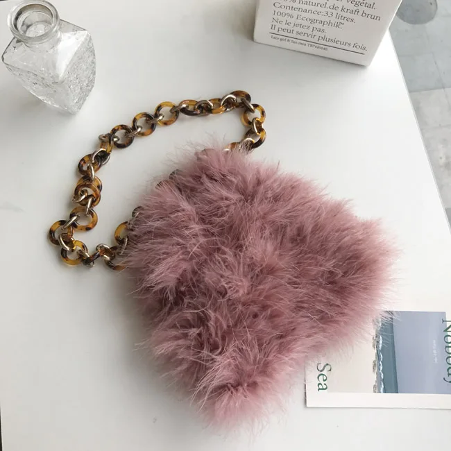 

Winter Women Fur Bag Ostrich feather Acrylic Chain Lady Purse Handbags Luxury Design Mini Clip Bags Vintage Chic Messenger Bag
