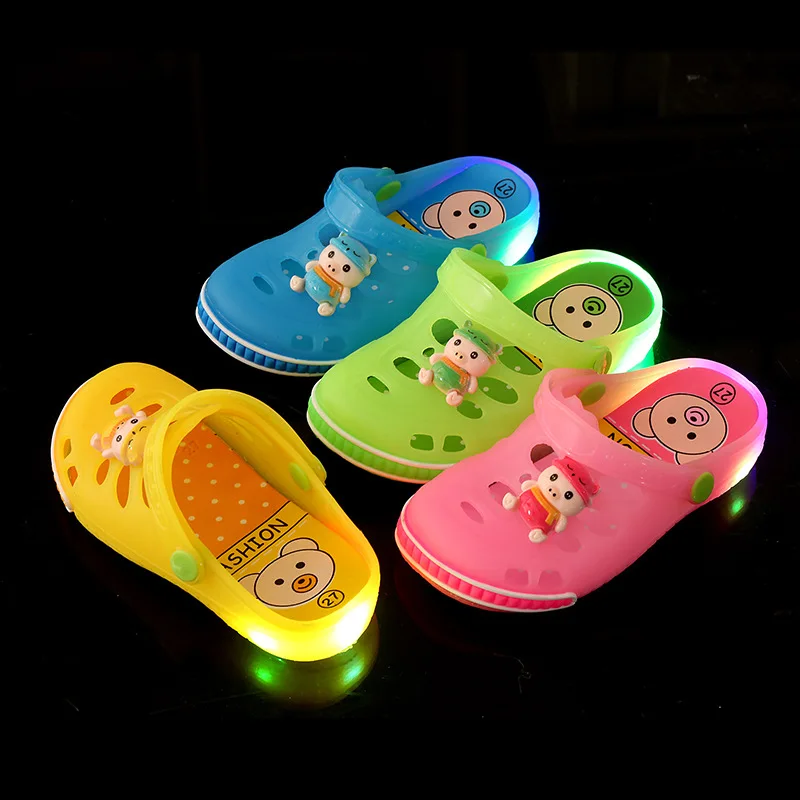 Летние детские сандалии модная нескользящая Мягкая подошва светильник светодиодный Корейская повседневная обувь для мальчиков и девочек дышащая прозрачная обувь