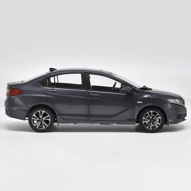Модель автомобиля литая из сплава Honda Greiz в масштабе 1:18 темно фиолетовая