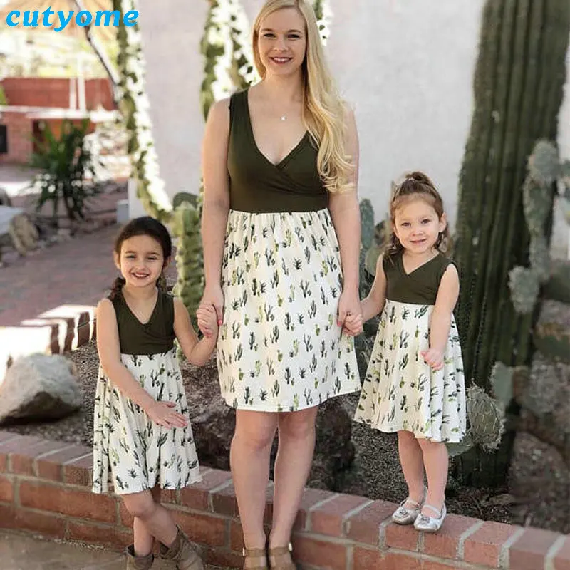 

Family Matching Clothes Baby Girls Dresses 2018 Summer Matching Mom Daughter V neck Dress Family Look Mom And Daughter Vestido