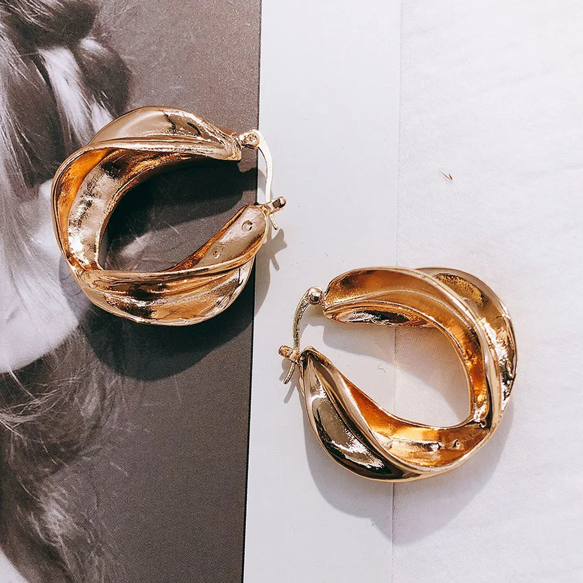HUANZHI, классические минималистичные металлические золотые плиссированные нестандартные круглые с-образные большие серьги-кольца для женщин и девушек, вечерние ювелирные изделия