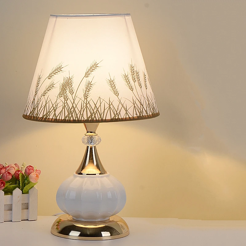 Европейский современный минималистичный Настольный светильник, прикроватная лампа для спальни, декоративная настольная лампа из керамической ткани, дизайнерский Домашний Светильник - Цвет абажура: B