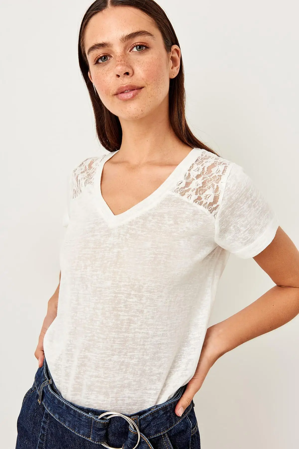 

Trendyol White Embroidery Detail Knitted Blouse TWOSS19XU0037