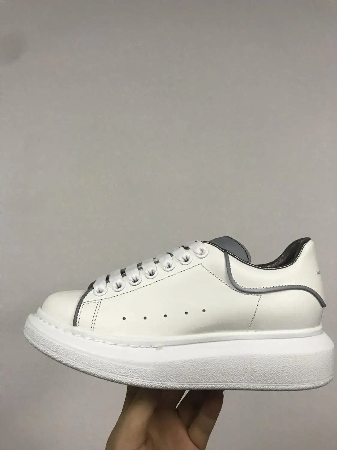 

2019 Highest quality Outdoor Athletic Womens Sneakers Super Light Women Man Skateboarding Shoes Outdoor Jogging Walking Shoes