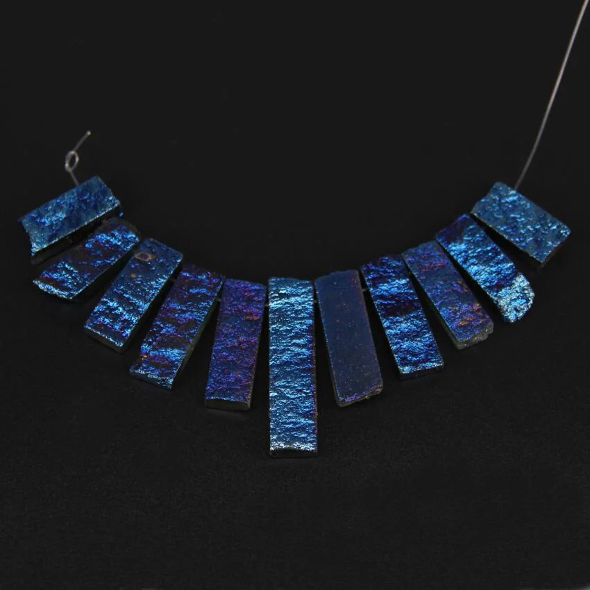 11pcs/str Blue Coated Red Aventurine Natural Stone Slice Beads Pendant,Rough Gems Top Drilled Graduated Tusk Spikes DIY Necklace