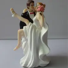 Подметала в его руках Свадебная Статуэтка пары-пользовательская Статуэтка пары Смола свадебный торт Топпер