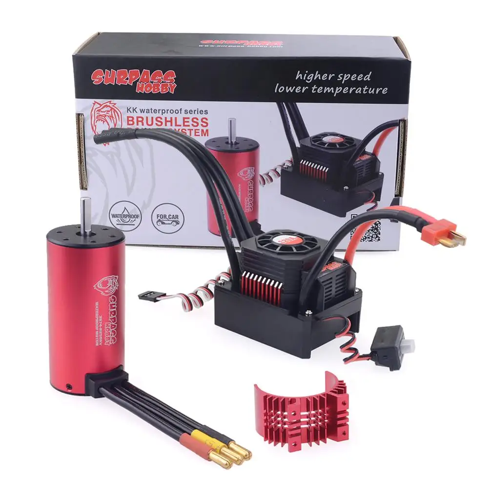 Moteur RC Brushless 131A Combo Blanc monté sur un châssis de voiture RC, illustrant sa fiabilité en action.