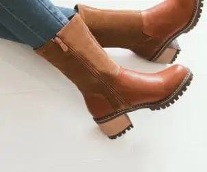 

2018 new round head Korean version of the women's boots rivet casual large size snow boots.