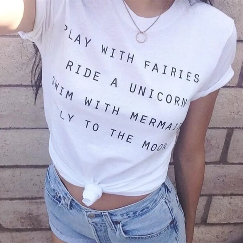 Для женщин модные милые Tumblr футболка играть с Феи ездить Единорог плавание русалками Fly To The Moon печатных футболки