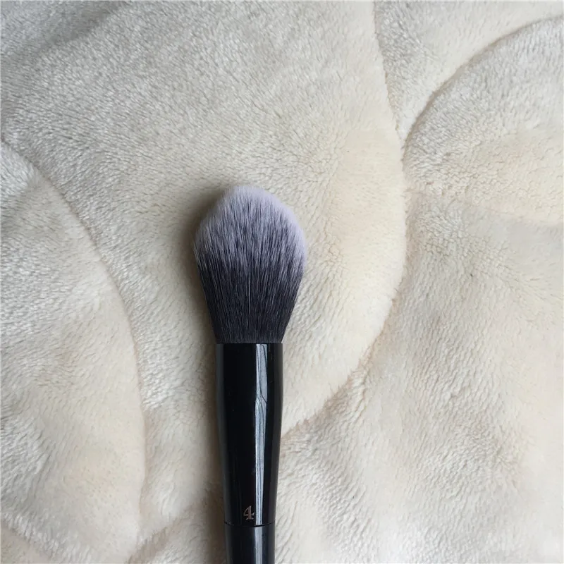 KVD Lock-It Powder Highlighter Brush #4 _ 3