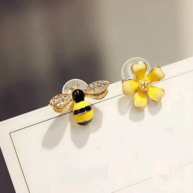 

Korean Design Irregular Personality Stud Earrings Fashion Simple Cute Asymmetric Crystal Bee Flower Earrings Jewelry