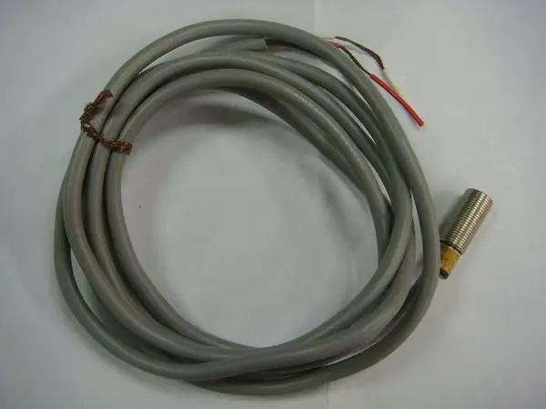 

[SA] Original OMRON OMRON E2E-X2E1 proximity switch E2E-X2E2 E2E-X10ME2 in kind --2PCS/LOT