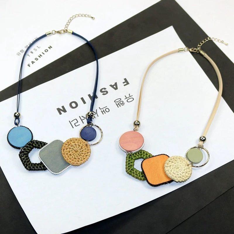 

2018 autumn and winter new hand woven wooden pendant short necklace with costumes for display