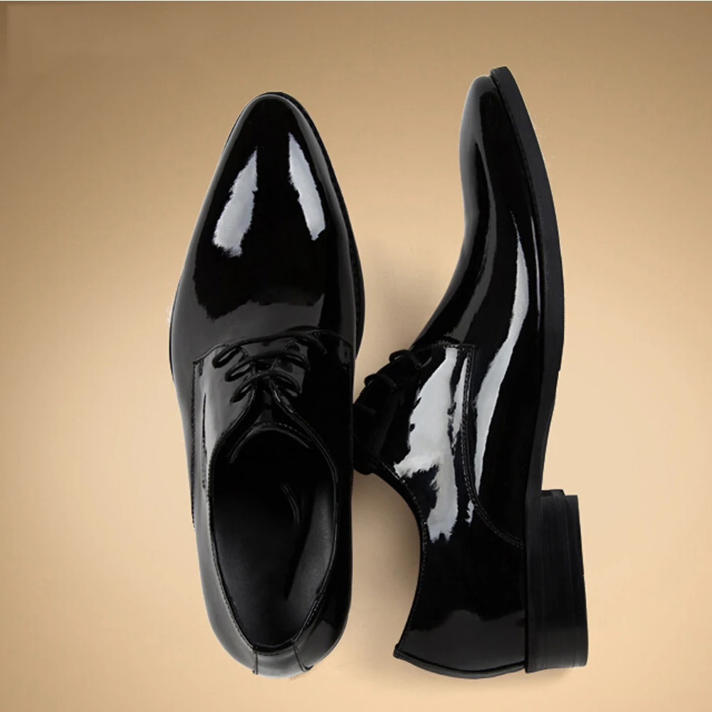 Marca de lujo para hombre negro charol zapatos de vestir zapatos derby inconformista italiano jefe brillante zapatos elegantes p.