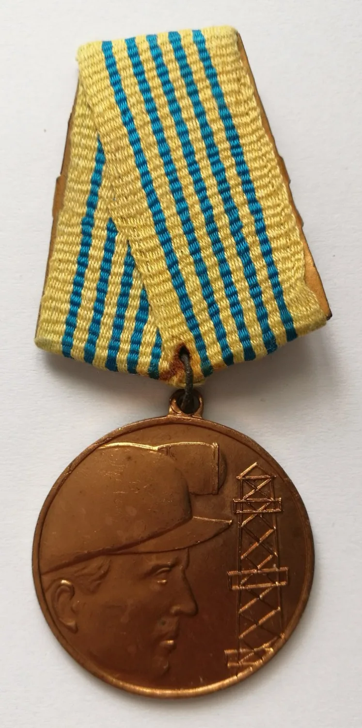 

100% Original Albanian Socialist Mining and Geology Outstanding Labor Medal Badge Shield plated USSR Medals 1pcs