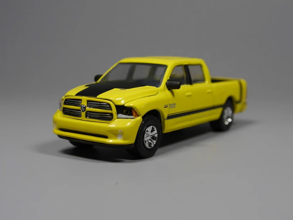Auto Inn Greenlight 1:64 2015 Dodge Ram 1500 HEMI Sport Diecast car