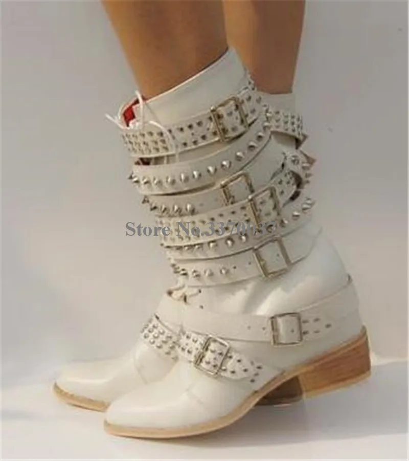 Женские зимние модные белые кожаные ботинки до середины икры на танкетке с пряжкой и заклепками; Полусапоги на шнуровке с острым носком, визуально увеличивающие рост