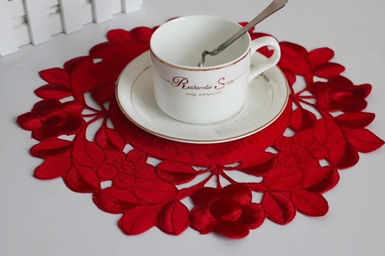 Горячая Круглый красный атласный кружевной стол коврик ткань коврик с вышивкой чашка кружка Рождественский чай кофейная подставка, обеденный стол Кухня