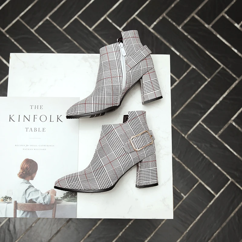Cheap Botas torn.