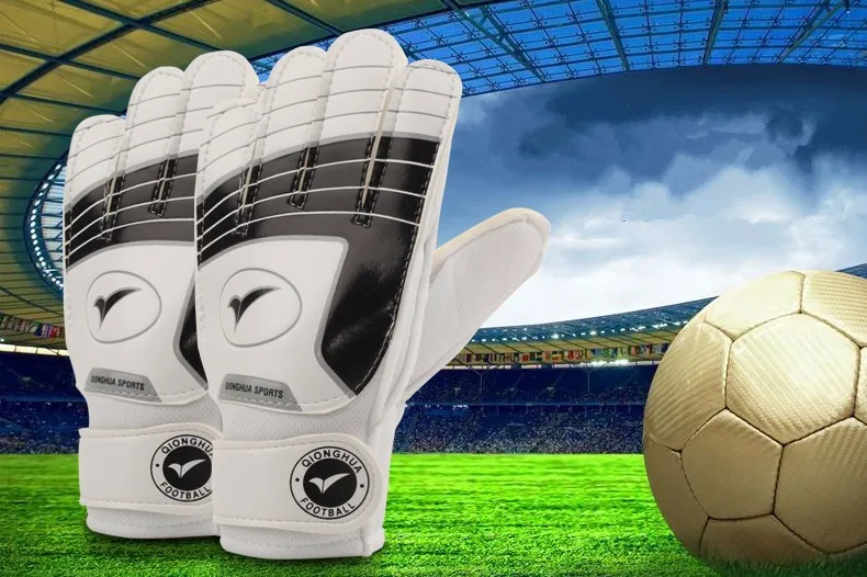 2017 New Child Soccer Goalkeeper Gloves For Kids Football Keeper Latex Goalie Gloves Children Professional Sports Protection