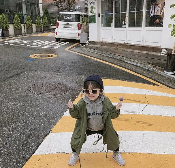 Осенний Тренч с длинными рукавами в Корейском стиле для маленьких девочек однотонное свободное повседневное пальто с поясом для детей от 2 до 6 лет Детские куртки