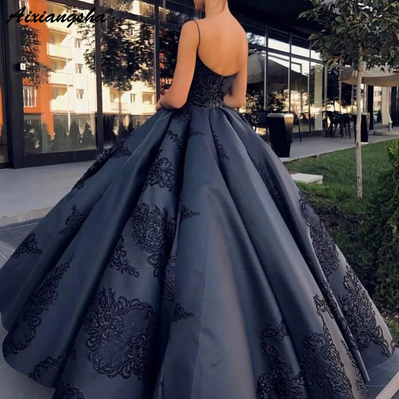 Новая мода черное бальное платье Бальные платья Аппликации Спагетти ремни Атлас спинки Саудовская арабское выпускное платье сладкий 16