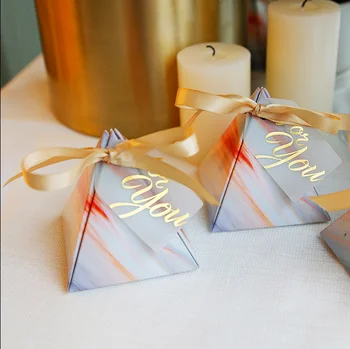 

50Pcs Marble Pattern Triangular Pyramid Wedding Favors Candy Boxes Bomboniera Giveaways Boxes Party Gift Box With Ribbons & Tags