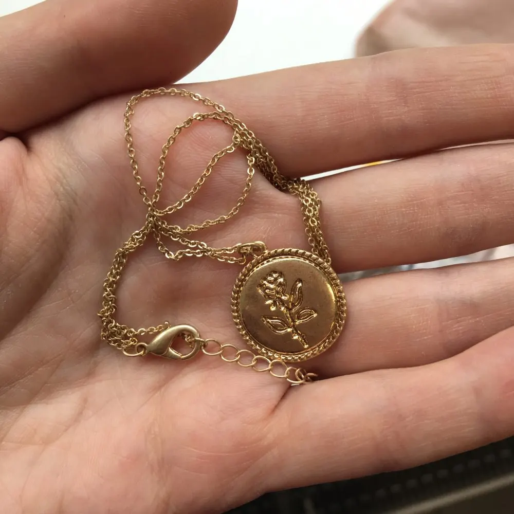 

2019 Gold Alloy Round Pendant Necklace for Women Simple Female Long Chain Coin Necklace Rose Flower Collier