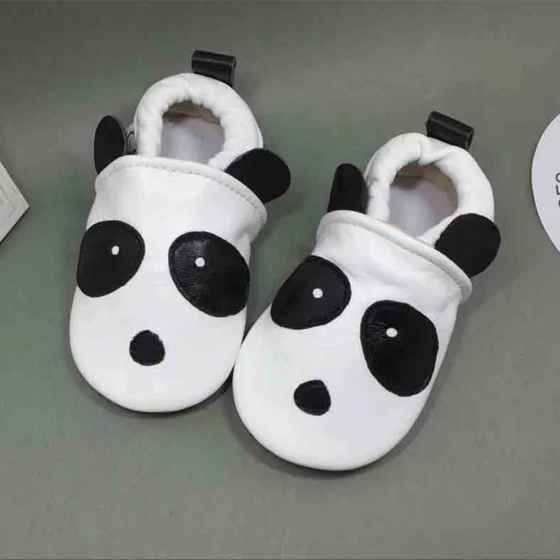100% г. обувь для мальчика из натуральной кожи Тапочки с принтом панды для маленьких девочек дышащие кожаные мокасины для малышей calcado infantil
