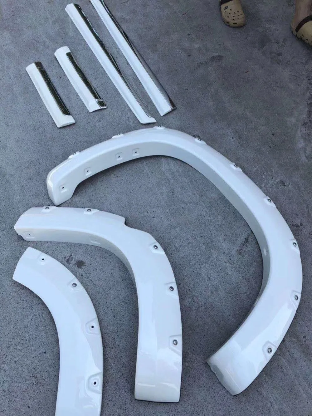 

RQXR Car Fender Flares Arch Wheel Eyebrow Protector/mudguard Sticker, body door protect strips for Toyota Land Cruiser 2014-17