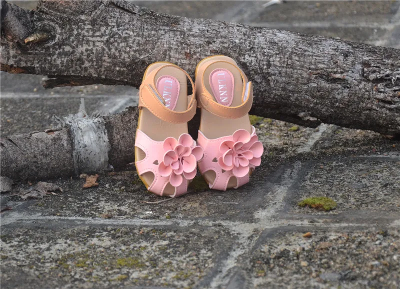 Ulknn детей/девочек Малыш принцессы обувь на плоской подошве дышащая Повседневные босоножки цветок antislip кожаные сандалии, белый