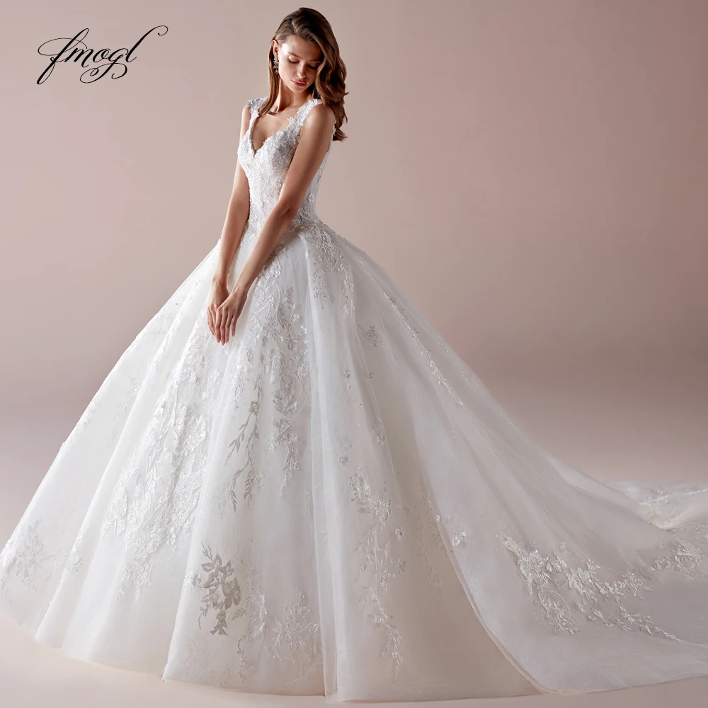 

Fmogl Luxury V Neck Lace Vintage Ball Gown Wedding Dresses 2019 Elegant Appliques Beaded Flowers Court Train Tank Bridal Gowns
