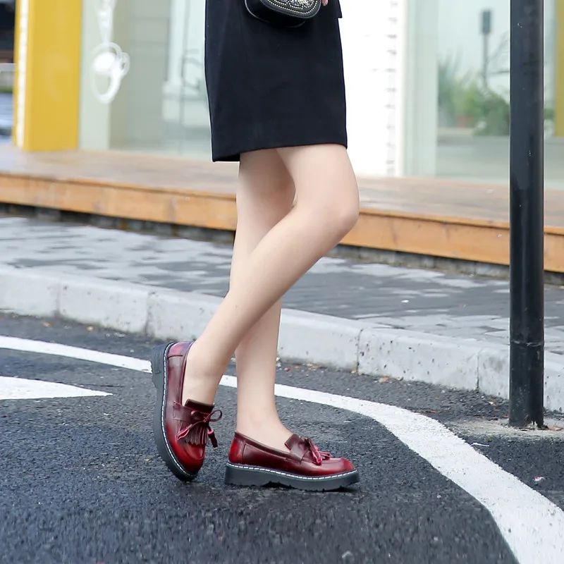 Весенняя женская обувь повседневные женские лоферы из лакированной кожи на плоской толстой платформе в британском стиле ретро с бахромой, размеры 34-43