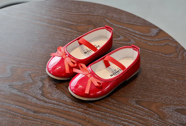 Новые детские для маленьких девочек мягкие плоские Обувь сезон: весна–лето одноцветное Цвет Дети PU сандалии Обувь для девочек Slip-On удобные