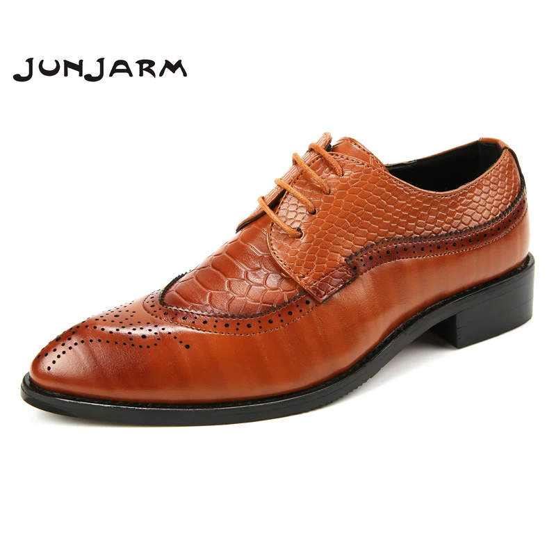 JUNJARM Autumn New Designer Leather Men Shoes Fashion Handmade Men Formal Shoes Breathable Men Brogue Shoes Lace Up Men Flats цена JUNJARM Autumn New Designer Leather Men Shoes Fashion Handmade Men Formal Shoes Breathable Men Brogue Shoes Lace Up Men Flats цены онлайн