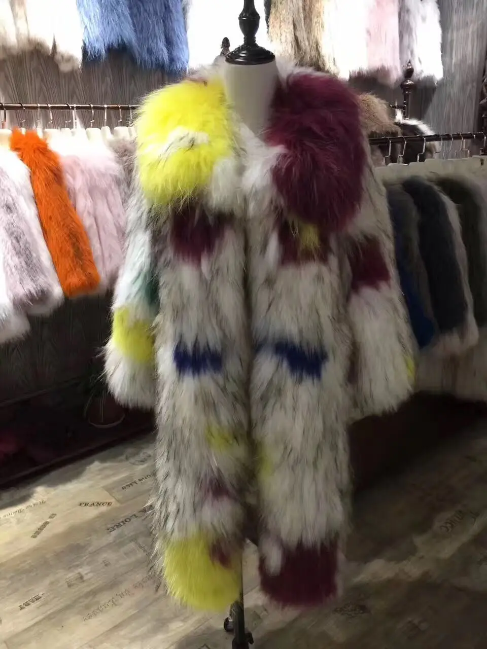 Модное женское вязаное длинное пальто с мехом енота на подиуме, Толстая теплая зимняя куртка из натурального меха