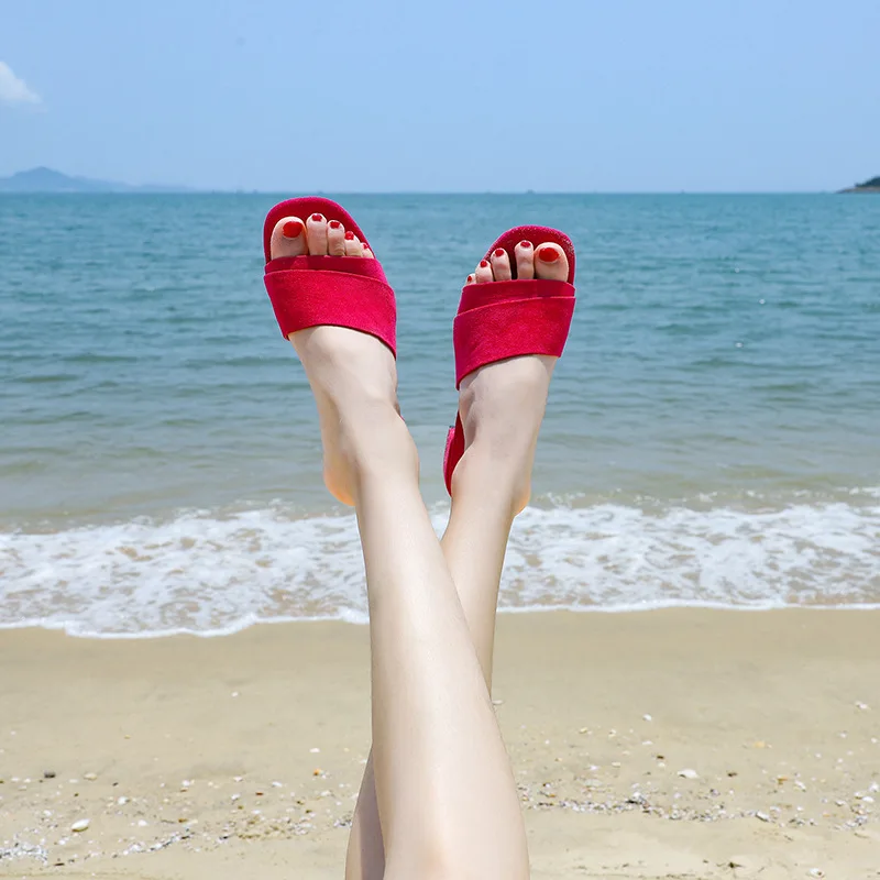 Высококлассные Летние босоножки из замши ярких цветов женские Вьетнамки со складками и открытым носком; пляжные сандалии на среднем каблуке; тапочки с оборками; y861